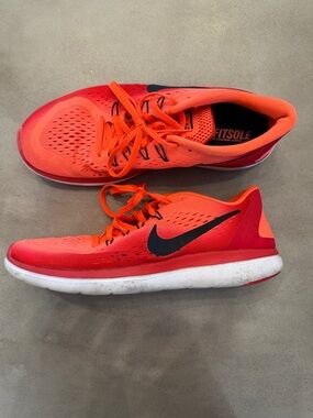 😎 Nike Men's Red Orange Running Sneakers with Black Swoosh